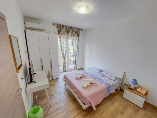 Metro Guest House : photo 3 de la chambre chambre double avec balcon (3 adultes)