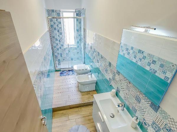 Metro Guest House : photo 1 de la chambre chambre double avec balcon (3 adultes)