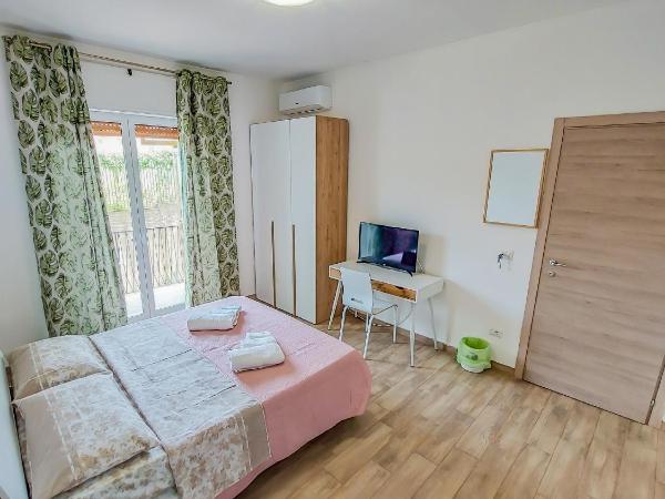 Metro Guest House : photo 2 de la chambre chambre double avec balcon (3 adultes)