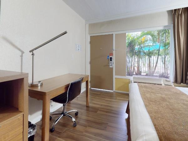 Rodeway Inn & Suites Fort Lauderdale Airport & Cruise Port : photo 5 de la chambre chambre avec 2 lits queen-size - non-fumeurs