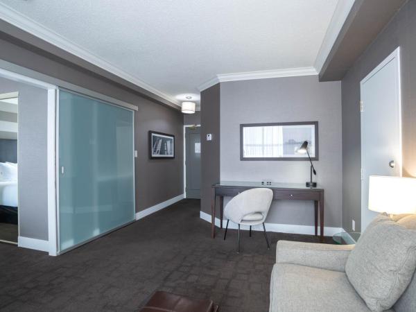 Sandman Signature Mississauga Hotel : photo 5 de la chambre suite standard avec 1 lit queen-size et canapé-lit