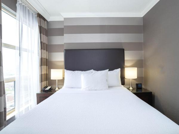 Sandman Signature Mississauga Hotel : photo 2 de la chambre suite standard avec 1 lit queen-size et canapé-lit