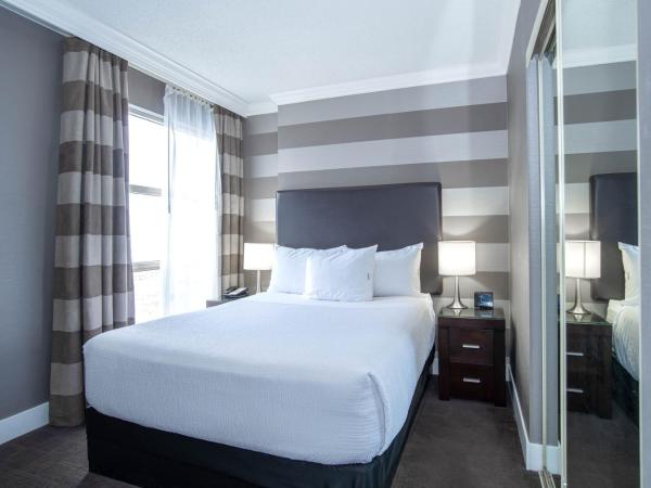 Sandman Signature Mississauga Hotel : photo 1 de la chambre suite standard avec 1 lit queen-size et canapé-lit