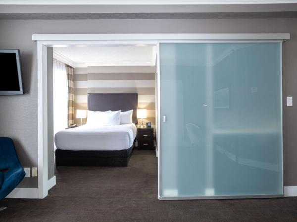 Sandman Signature Mississauga Hotel : photo 6 de la chambre suite standard avec 1 lit queen-size et canapé-lit