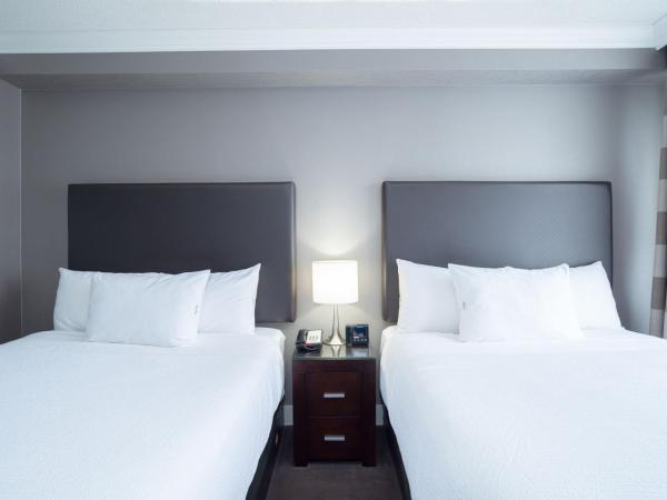 Sandman Signature Mississauga Hotel : photo 3 de la chambre suite standard avec 2 lits queen-size et canapé-lit