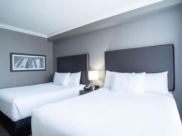 Sandman Signature Mississauga Hotel : photo 2 de la chambre suite standard avec 2 lits queen-size et canapé-lit