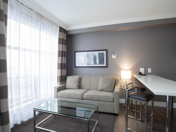 Sandman Signature Mississauga Hotel : photo 3 de la chambre suite standard avec 1 lit queen-size, canapé-lit et cuisine