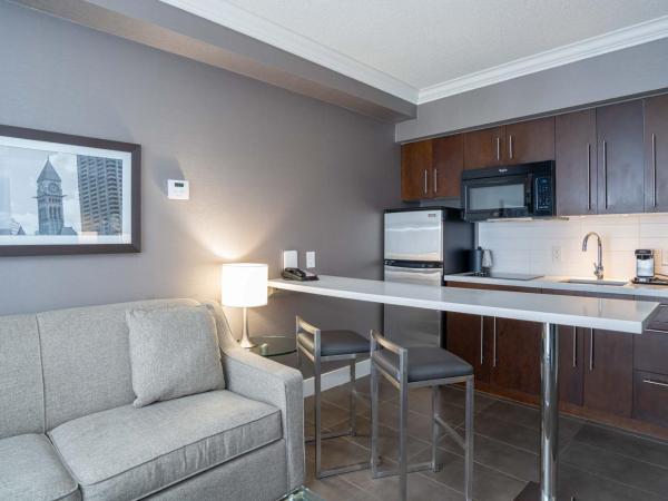 Sandman Signature Mississauga Hotel : photo 4 de la chambre suite standard avec 1 lit queen-size, canapé-lit et cuisine
