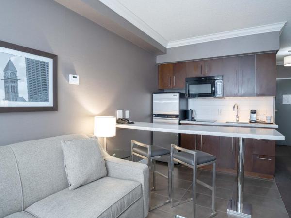 Sandman Signature Mississauga Hotel : photo 5 de la chambre suite standard avec 1 lit queen-size, canapé-lit et cuisine