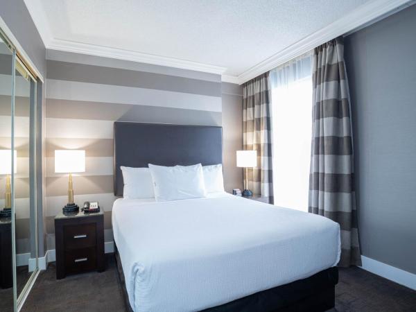 Sandman Signature Mississauga Hotel : photo 1 de la chambre suite standard avec 1 lit queen-size, canapé-lit et cuisine