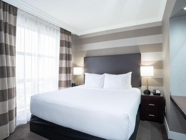 Sandman Signature Mississauga Hotel : photo 1 de la chambre suite standard avec 1 lit king-size, canapé-lit et cuisine