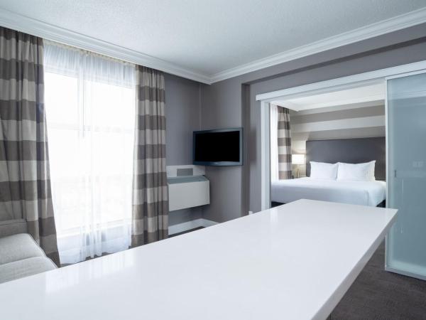 Sandman Signature Mississauga Hotel : photo 5 de la chambre suite standard avec 1 lit king-size, canapé-lit et cuisine