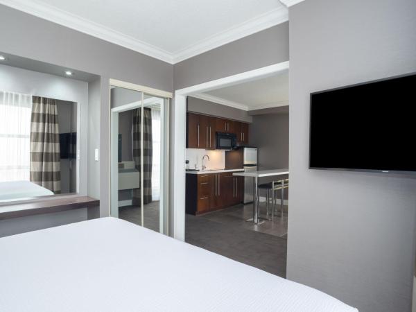 Sandman Signature Mississauga Hotel : photo 3 de la chambre suite standard avec 1 lit king-size, canapé-lit et cuisine