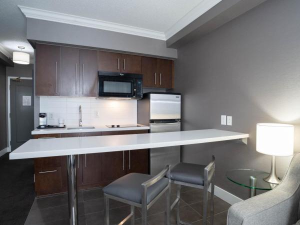 Sandman Signature Mississauga Hotel : photo 6 de la chambre suite standard avec 1 lit king-size, canapé-lit et cuisine