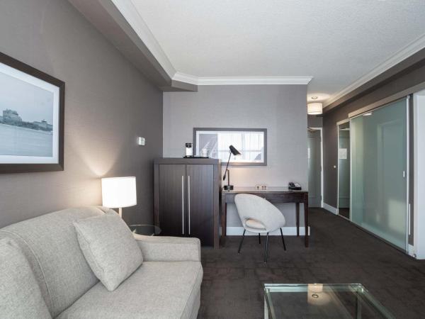 Sandman Signature Mississauga Hotel : photo 5 de la chambre suite avec jacuzzi, 1 lit king-size et canapé-lit