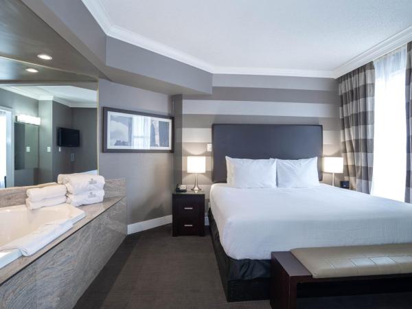 Sandman Signature Mississauga Hotel : photo 1 de la chambre suite avec jacuzzi, 1 lit king-size et canapé-lit