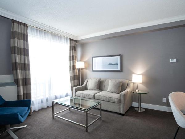 Sandman Signature Mississauga Hotel : photo 6 de la chambre suite avec jacuzzi, 1 lit king-size et canapé-lit