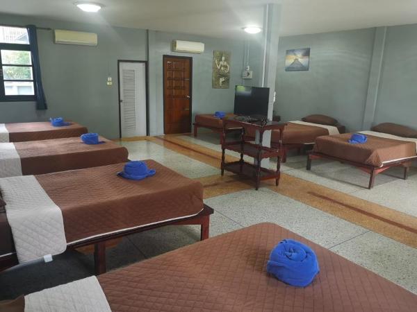 Buasawan Resort & Restaurant : photo 2 de la chambre chambre familiale avec salle de bains commune