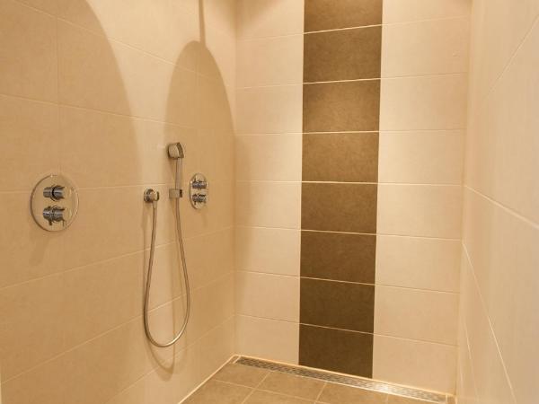 Hotel La Reine : photo 5 de la chambre chambre double supérieure