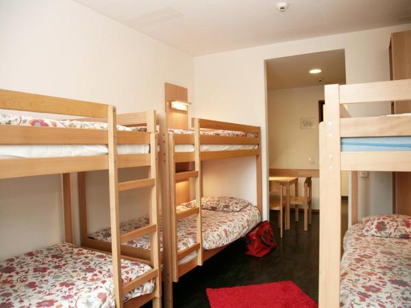 Lugano Savosa Youth Hostel : photo 2 de la chambre lit simple en dortoir féminin avec salle de bains commune
