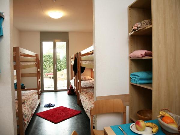 Lugano Savosa Youth Hostel : photo 1 de la chambre lit simple en dortoir féminin avec salle de bains commune