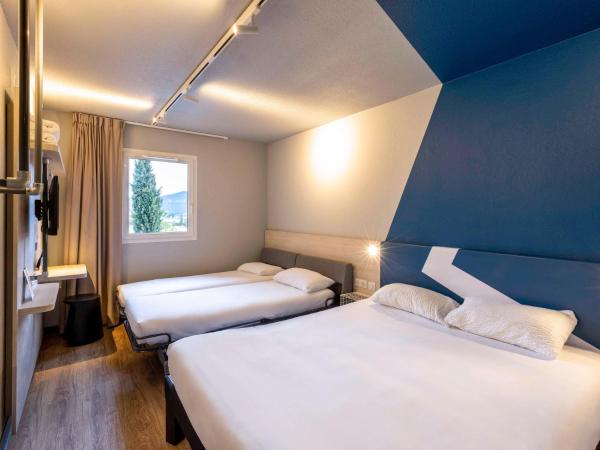 ibis Budget Millau Viaduc : photo 1 de la chambre chambre familiale avec 1 lit double et 2 lits simples