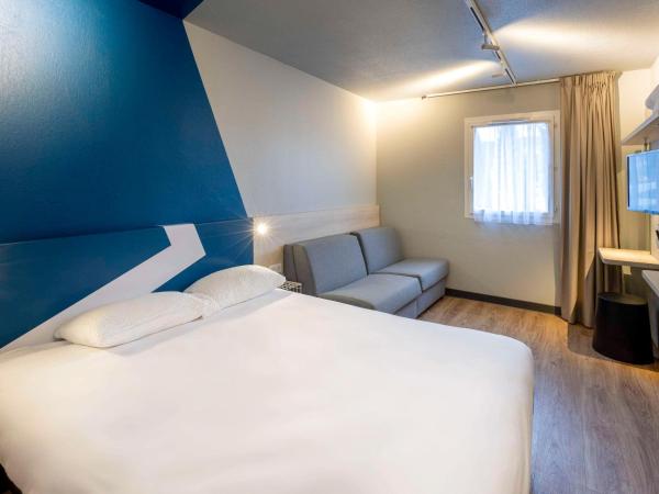 ibis Budget Millau Viaduc : photo 2 de la chambre chambre familiale avec 1 lit double et 2 lits simples
