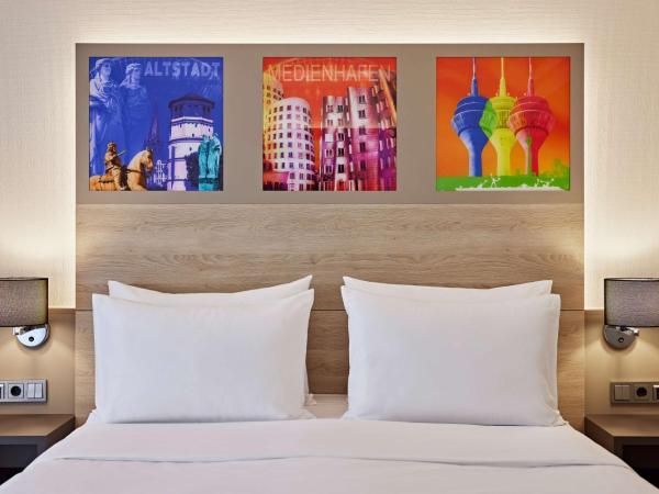 Lindner Hotel Dusseldorf Airport, part of JdV by Hyatt : photo 7 de la chambre suite junior avec kitchenette et balcon