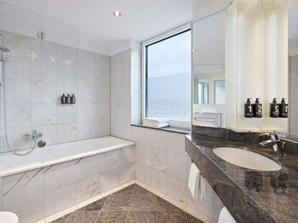 Lindner Hotel Dusseldorf Airport, part of JdV by Hyatt : photo 10 de la chambre suite junior avec kitchenette et balcon