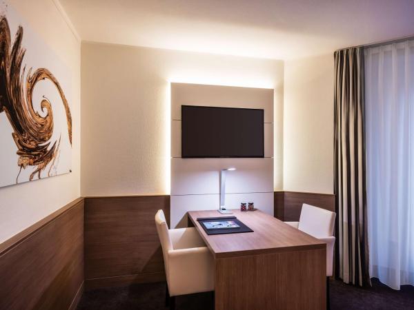 Lindner Hotel Dusseldorf Airport, part of JdV by Hyatt : photo 10 de la chambre suite junior avec canapé-lit