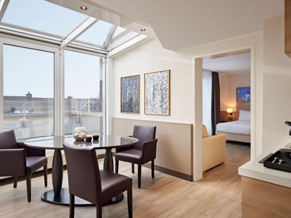 Lindner Hotel Dusseldorf Airport, part of JdV by Hyatt : photo 1 de la chambre suite junior avec kitchenette et balcon