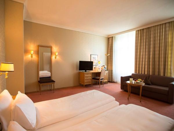 Grand Hotel Beau Rivage Interlaken : photo 10 de la chambre chambre lit king-size de luxe - vue sur montagne