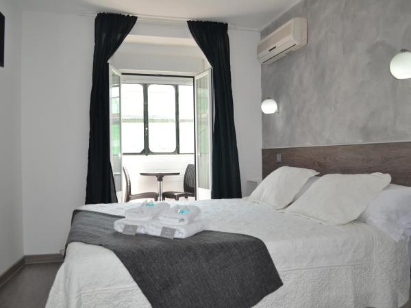 Hostal Meyra : photo 2 de la chambre chambre double de luxe avec balcon