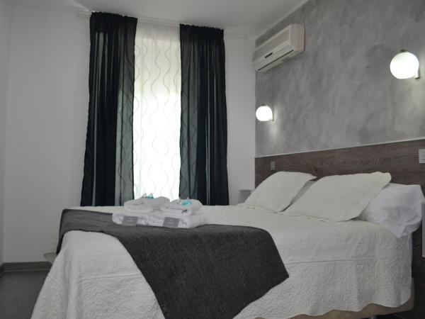 Hostal Meyra : photo 3 de la chambre chambre double de luxe avec balcon