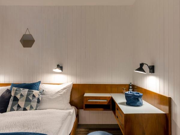 Chez Elsy - Crans-Sapins : photo 2 de la chambre chambre lits jumeaux avec balcon