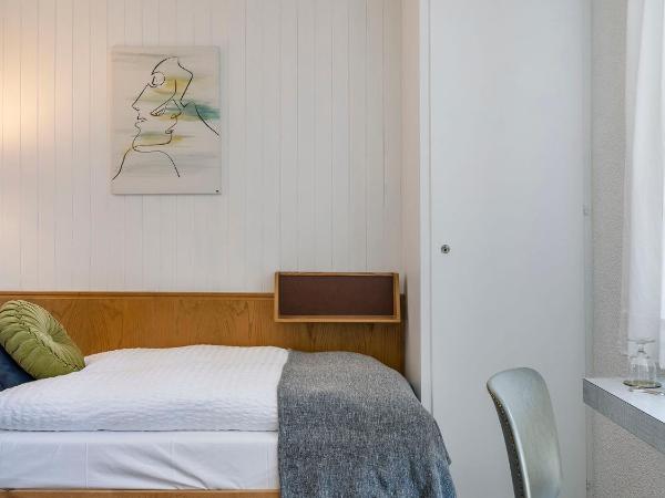 Chez Elsy - Crans-Sapins : photo 2 de la chambre chambre simple avec toilettes et douche communes