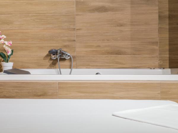 Ruby Rooms Athens : photo 4 de la chambre suite avec baignoire spa