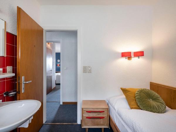 Chez Elsy - Crans-Sapins : photo 3 de la chambre chambre simple avec toilettes et douche communes