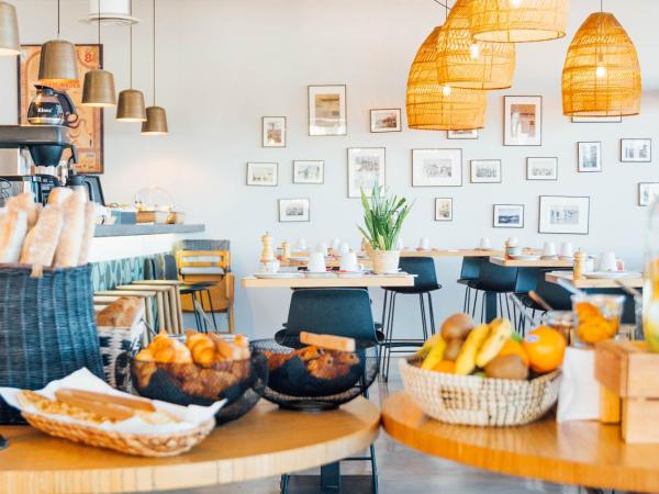 Hôtel Café Miramar : photo 1 de la chambre chambre lit queen-size - vue sur mer