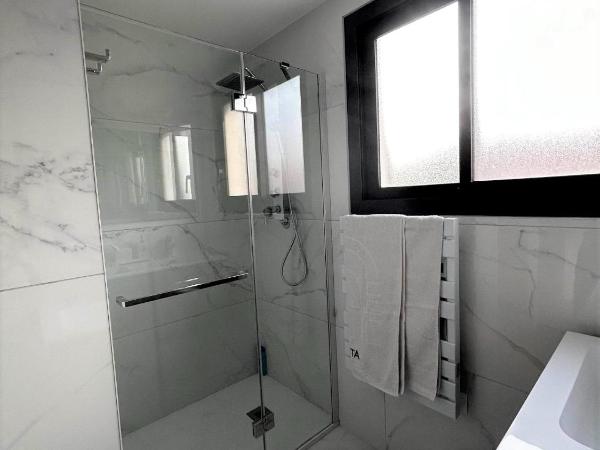 LA MAISON DE MARIE A 8 mn des plages : photo 3 de la chambre chambre double avec salle de bains privative séparée