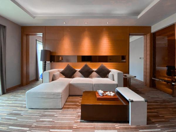 Holiday Inn Guangzhou Science City, an IHG Hotel- Free Canton Fair Shuttle Bus : photo 2 de la chambre one-bedroom king suite with meeting area
