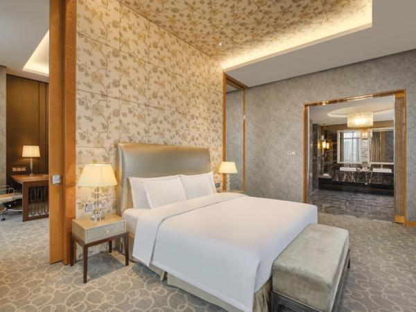 Crowne Plaza Beijing Chaoyang U-Town, an IHG Hotel - within 30 minutes to Forbidden City by metro : photo 4 de la chambre suite lit king-size junior avec accès au salon