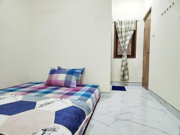 Surabaya Homey near UNAIR Syariah : photo 1 de la chambre chambre lit queen-size 