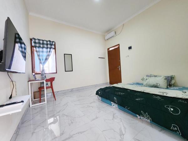 Surabaya Homey near UNAIR Syariah : photo 1 de la chambre chambre triple