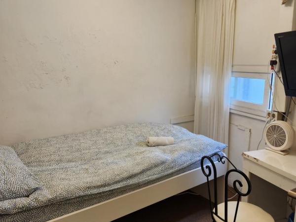 Hostel Metro : photo 1 de la chambre chambre simple avec salle de bains privative