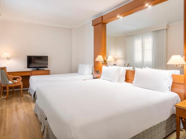 Exe Sevilla Macarena : photo 2 de la chambre chambre double avec lit d'appoint