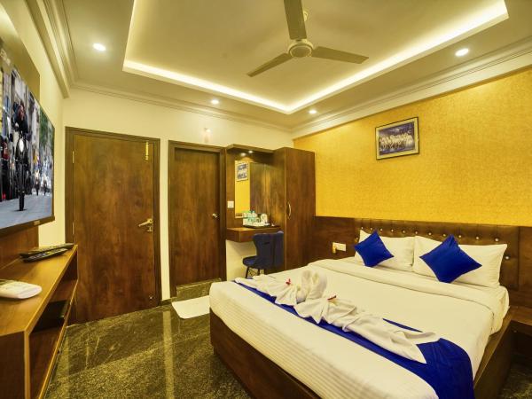 SM Royal Stay Hotel - Near Bangalore international Airport : photo 6 de la chambre chambre double avec balcon (3 adultes)