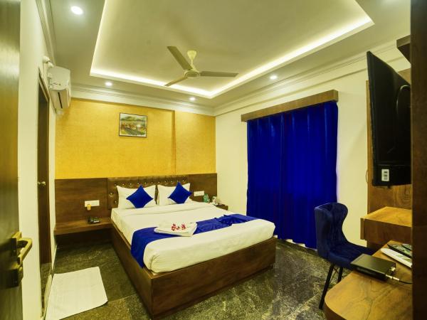 SM Royal Stay Hotel - Near Bangalore international Airport : photo 2 de la chambre chambre double avec balcon (3 adultes)
