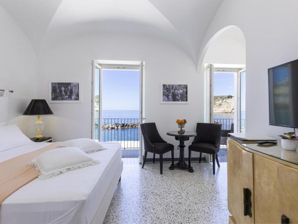Roccobarocco Boutique Hotel : photo 2 de la chambre chambre lit king-size - vue sur mer