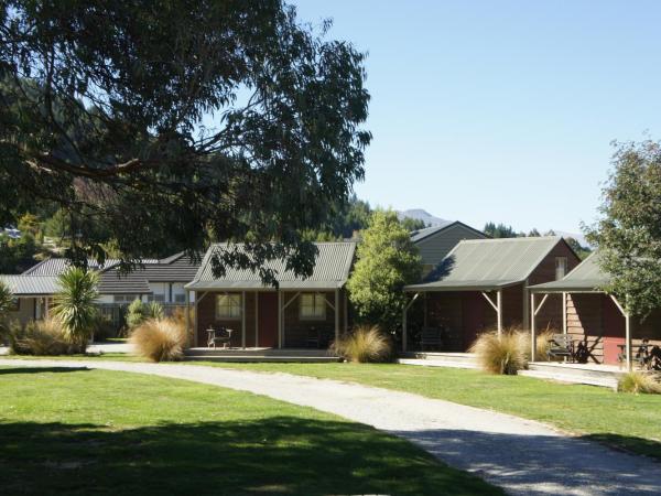 Queenstown Top 10 Holiday Park : photo 3 de la chambre cottage double standard avec salle de bains commune